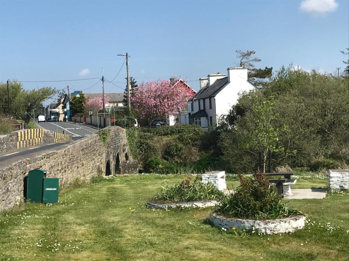 Cree River Cottage Creegh エクステリア 写真